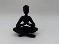Minimalistická soška jógy - dekorace pro meditaci a všímavost - prvotřídní kvalita