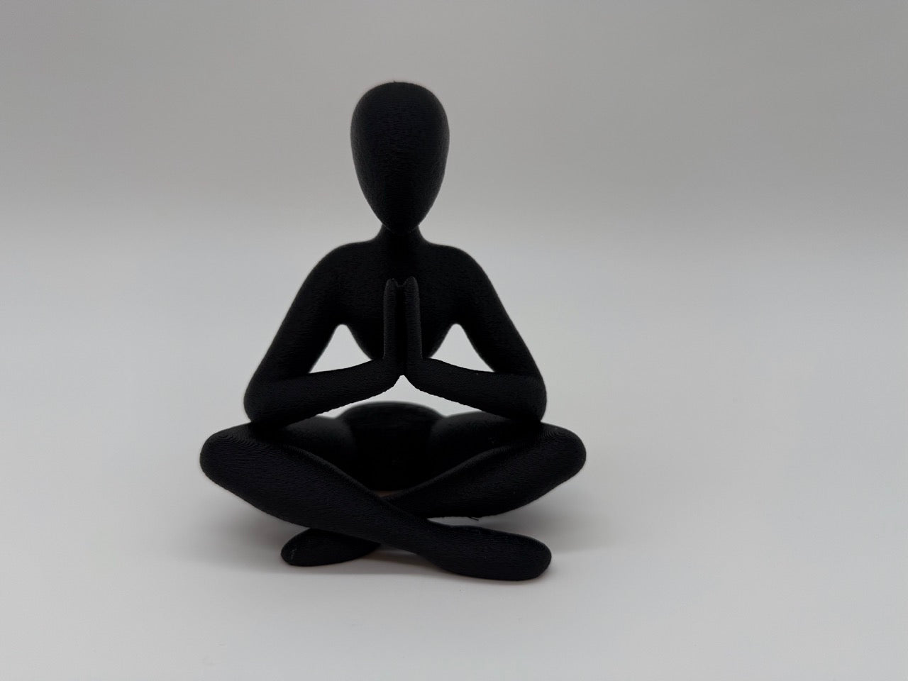 Minimalistická soška jógy - dekorace pro meditaci a všímavost - prvotřídní kvalita