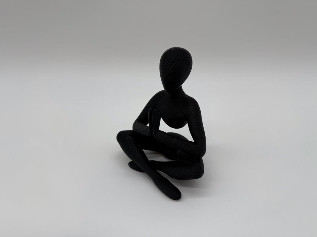 Minimalistická soška jógy - dekorace pro meditaci a všímavost - prvotřídní kvalita