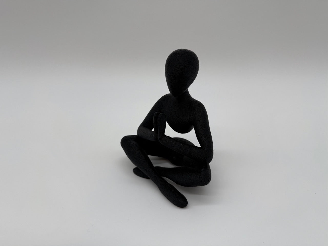 Minimalistická soška jógy - dekorace pro meditaci a všímavost - prvotřídní kvalita