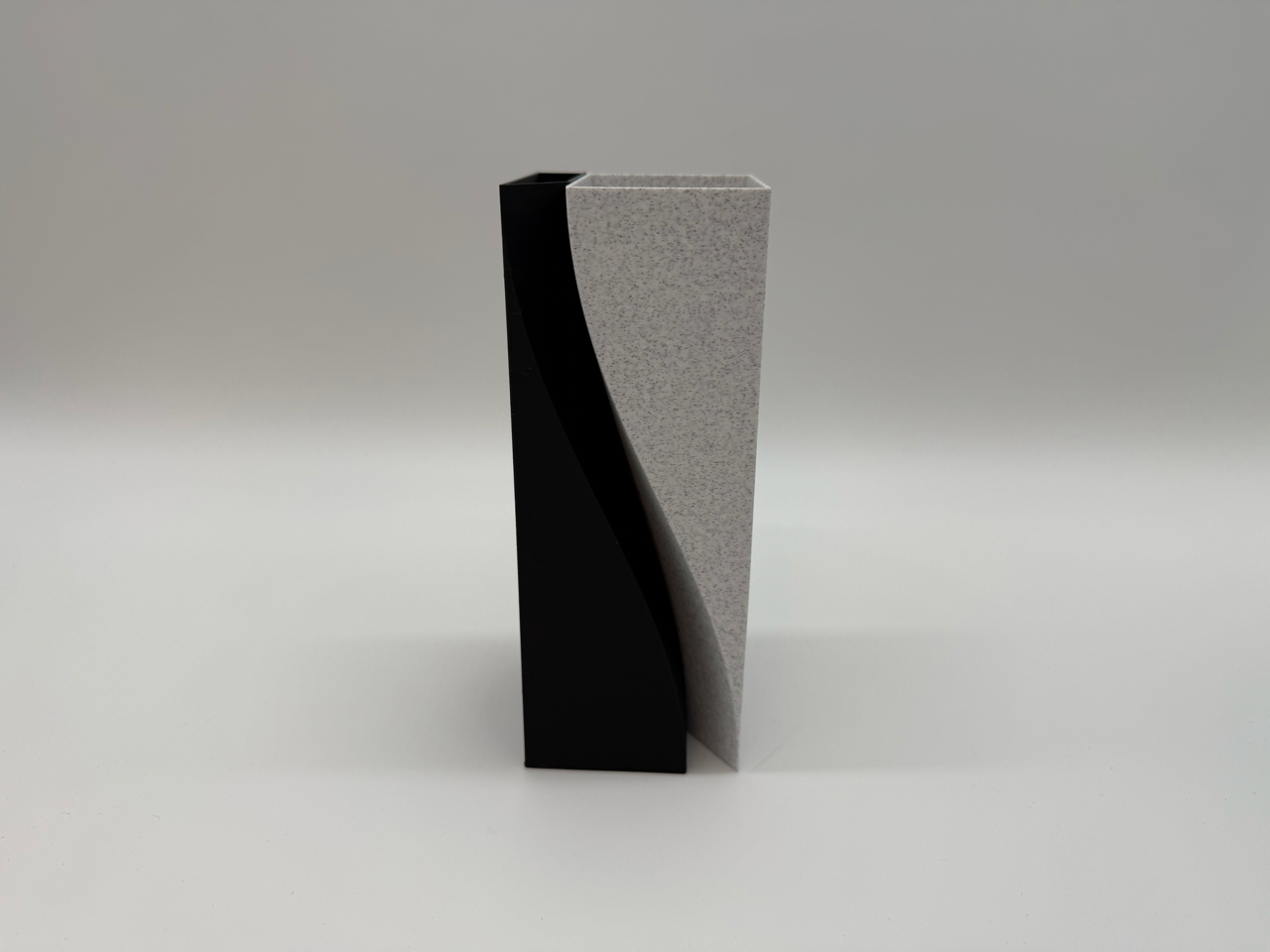 Moderne Design Bloempot – Zwart en Grijs Geometrisch Kunststof – Minimalistisch Interieur Decoratie