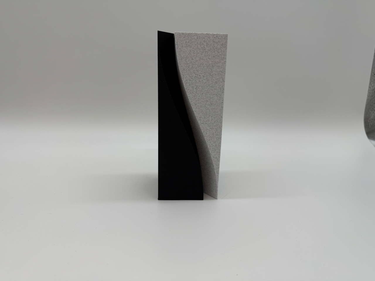 Moderne Design Bloempot – Zwart en Grijs Geometrisch Kunststof – Minimalistisch Interieur Decoratie