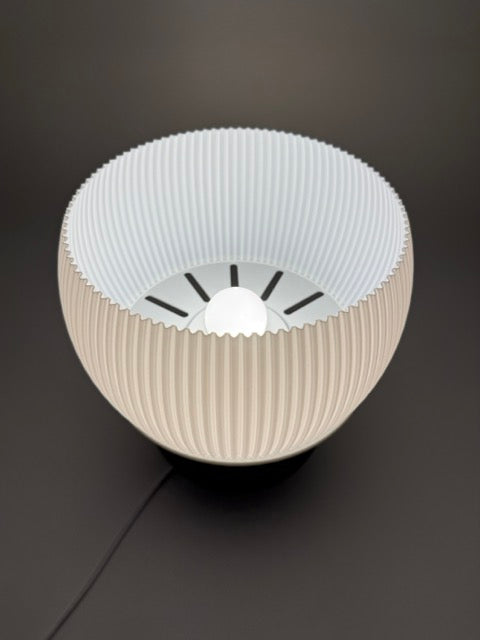 Design Tafellamp 'Drift' met Modern Geribbelde Kap en Stijlvol Geometrisch Onderstel – Uniek Warm Licht