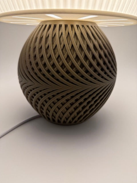 Design Tafellamp 'Drift' met Modern Geribbelde Kap en Stijlvol Geometrisch Onderstel – Uniek Warm Licht