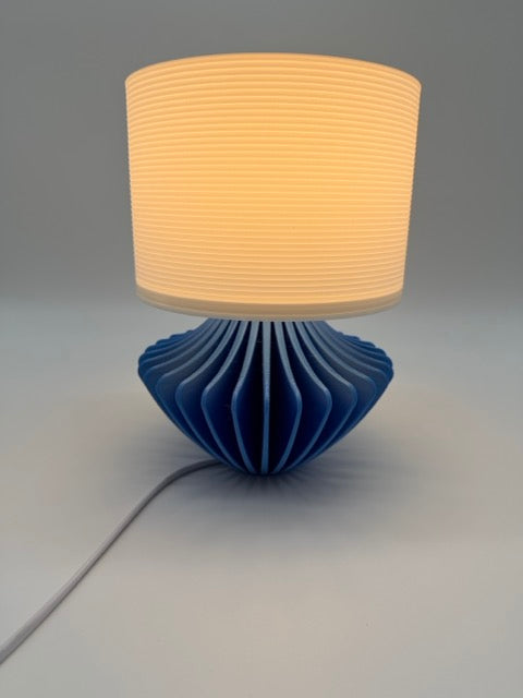 Moderne Tafellamp 'Geo' met Blauwe Geometrische Voet en Witte Geribbelde Kap – Sfeervolle Verlichting