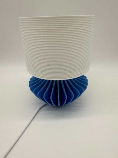 Moderne Tafellamp 'Geo' met Blauwe Geometrische Voet en Witte Geribbelde Kap – Sfeervolle Verlichting