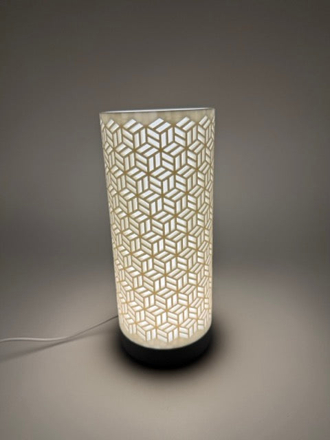Tafellamp 'Dia' met Geometrisch Gesneden Cilinderkap en Strakke Voet – Moderne Sfeerverlichting