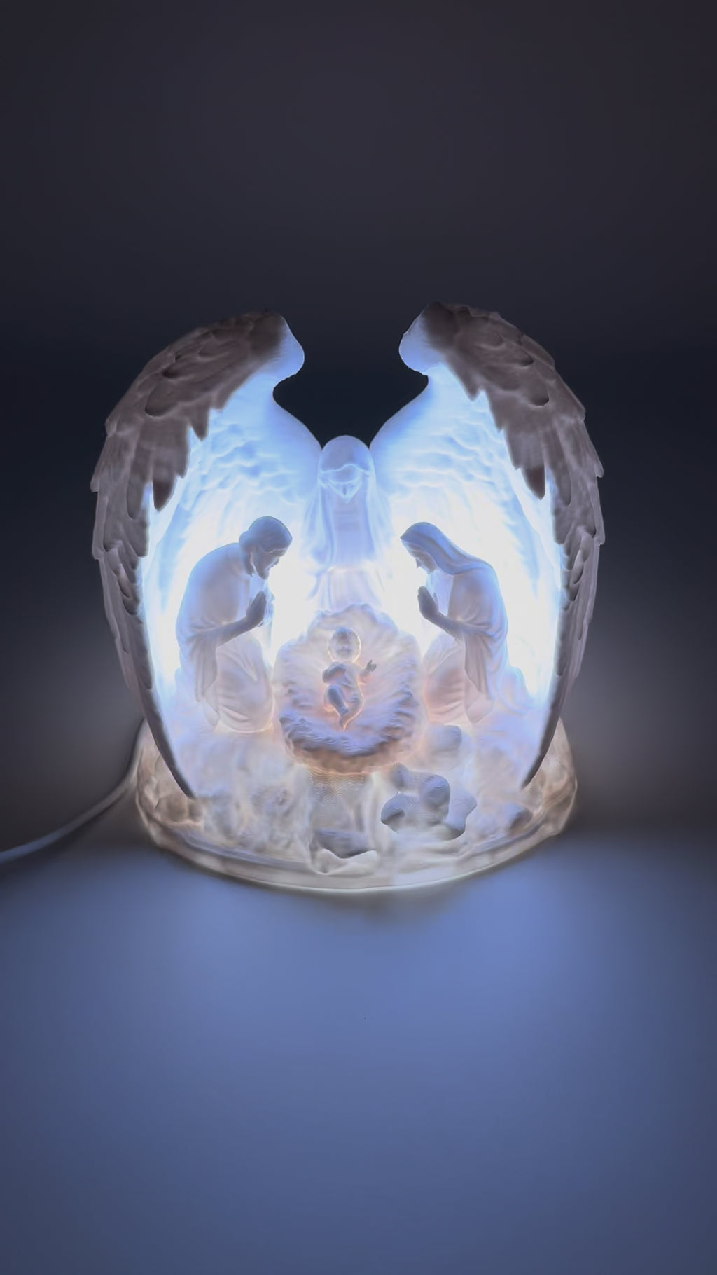 Verlichte Kerststal met LED en Afstandsbediening – Porseleinen Kerstdecoratie met Engelenvleugels